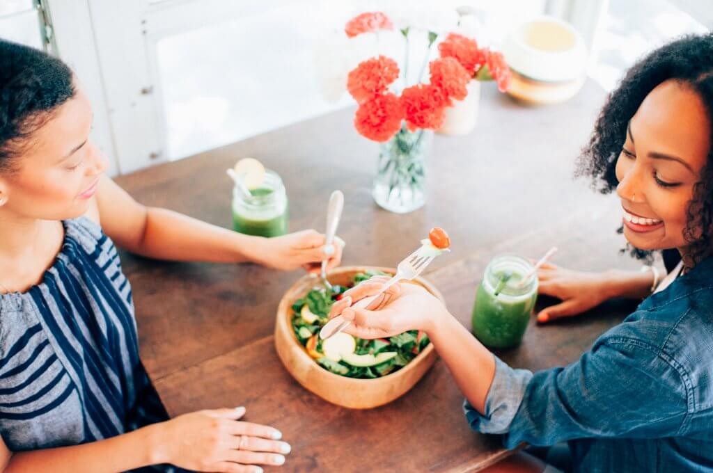 ¿Qué es la Alimentación Consciente y cómo puede ayudarle a mejorar su salud?