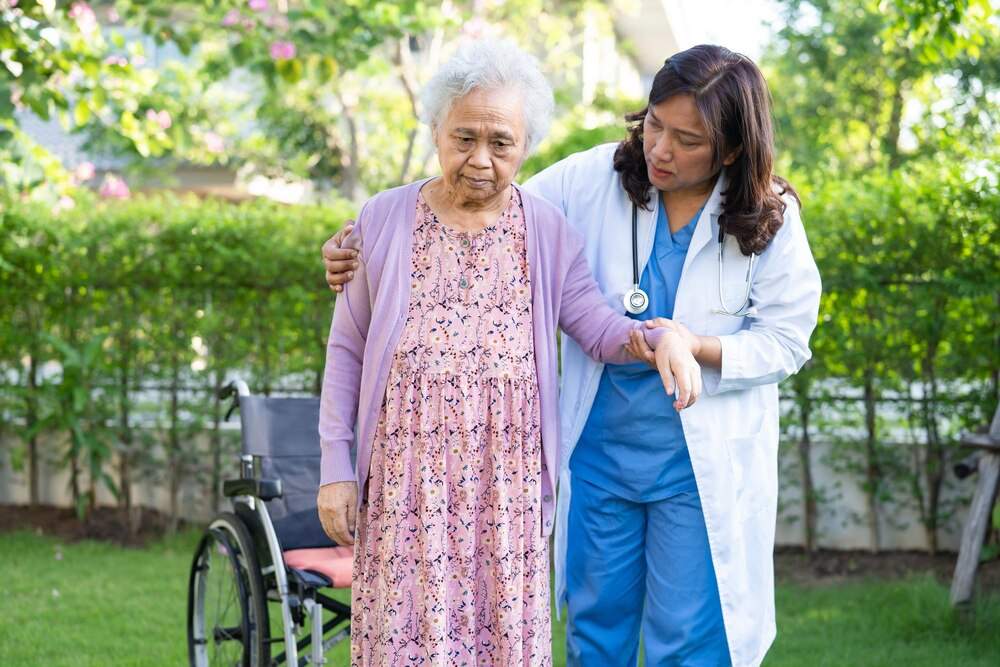 Vives con una discapacidad y necesitas cuidados especiales: cómo organizarlos y qué no dejar pasar